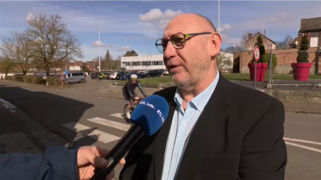 Les soumonces du carnaval de Quiévrain, en province de Hainaut, ont été perturbées samedi soir. Deux automobilistes ont voulu passer à travers le cortège. Ils s'en sont pris à des Gilles et à des musiciens. Trois personnes ont été légèrement blessées.
