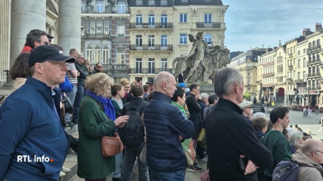 Une action silencieuse qui a duré 89 minutes, comme le nombre de députés bruxellois qui, selon les militants ont abandonné les Bruxellois depuis 9 mois. En effet, la région bruxelloise n'a toujours pas de gouvernement depuis les élections du 9 juin 2024. Et que les négociations sont au point mort.