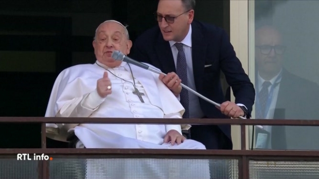 Le pape François a fait sa première apparition publique depuis son hospitalisation