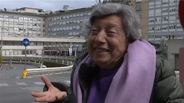 Le pape François salue cette dame avec des fleurs jaunes lors de son apparition: Carmela se dit heureuse, joyeuse