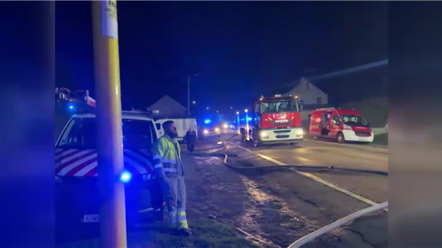 Dans la nuit de dimanche à lundi à Wellin, en province de Luxembourg, un incendie ravageur a détruit trois maisons. Une femme a perdu la vie.