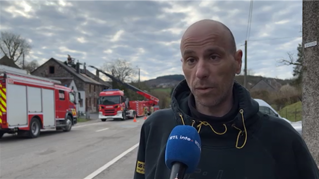 Un incendie à Wellin a touché trois maisons et fait une victime. Le nombre de mort n'est pas plus élevé grâce à l'intervention de voisins courageux.