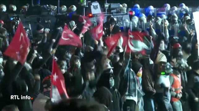 10 journalistes ont été interpellés ce matin. De nouveaux appels à manifesrer ont été lancés ce lundi. Hier, des dizaines de milliers de personnes ont défilé à Istanbul. Le maire d'Istanbul a passé sa première nuit en prison.