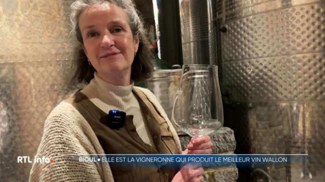 Vanessa Vaxelaire produit du vin 100% wallon, avec son mari, à Bioul, en province de Namur. Elle vient de recevoir le prix de Wine Lady of the Year 2025.