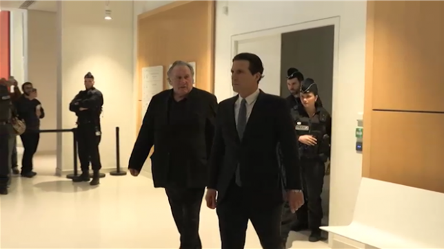 L'acteur Gérard Depardieu est arrivé lundi au tribunal de Paris, où il doit être jugé pour agressions sexuelles sur deux femmes lors d'un tournage en 2021.