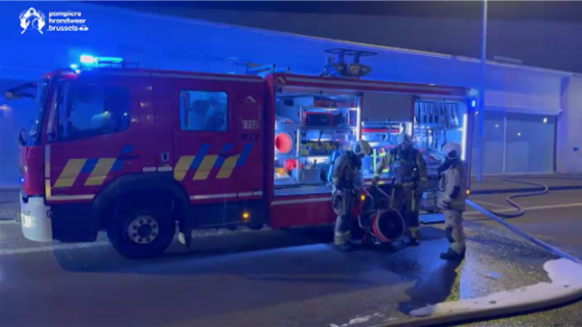 Un important incendie s'est déclaré dans la nuit de lundi à mardi dans un entrepôt situé quai Fernand Demets à Anderlecht. Les pompiers de Bruxelles sont intervenus en nombre pour maîtriser le sinistre, dont l'origine reste à déterminer.