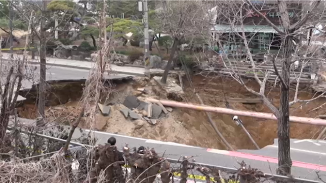 Un large pan de chaussée s'est effondré dans le sud-est de la capitale sud-coréenne Séoul, et un motard a fait une chute fatale, ont indiqué mardi les pompiers.