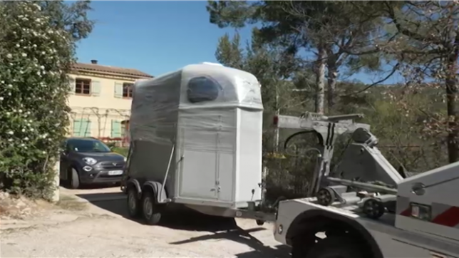 Images de gendarmes perquisitionnant le domicile des grands-parents maternels du petit Emile à la Bouilladisse (Bouches-du-Rhône) et saisissant des véhicules leur appartenant, alors qu'ils sont placés en garde à vue des chefs d'homicide volontaire et de recel de cadavre.