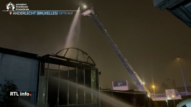 Le plan rouge a été déclenché cette nuit à Anderlecht en raison d'un important incendie. Le feu a pris dans un entrepôt. Les pompiers ont déployé de gros efforts et d'importants moyens pour éviter que le feu ne se propage. Il n'y a pas de blessés.