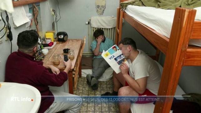 Les prisons belges comptent un nombre record de 13.013 détenus dont 267 dorment à terre. À noter encore que 3.400 détenus devant purger des peines de courte durée sont sur liste d'attente en raison du manque de places. Et 713 condamnés ont quitté la prison plus tôt que prévu pour faire de la place.