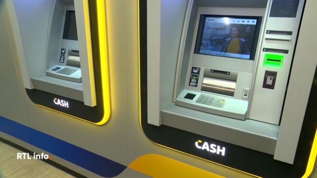 Le nombre de distributeurs de billets en Belgique n'est pas suffisant selon l'Agence belge de la Concurrence qui oblige donc les 4 grandes banques réunies au sein du système Batopin a en installer 70 de plus. D'ici 2026, 1.040 points cash seront donc opérationnels sur tout le territoire.