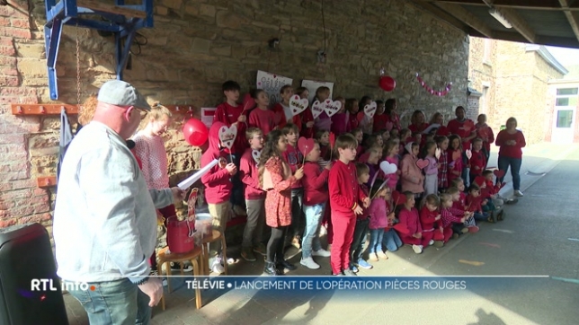 La tirelire de l'opération Pièces Rouges est mise à l'honneur aujourd'hui. Elle a déjà permis de récolter plus de 2 millions d'euros en faveur de la recherche. De nombreuses écoles y participent, notamment à Spontin et Beauraing.