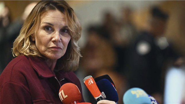 À Paris, le procès de Gérard Depardieu mobilise les médias. Amélie, la plaignante, reste sereine.