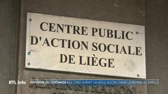 Le gouvernement fédéral veut s'attaquer aux chômeurs de longue durée. 100.000 personnes sont concernées et risquent de se retourner vers les CPAS. Ces derniers devraient bénéficier de primes en fonction du nombre de bénéficiaires qu'ils remettent au travail. Mais le projet ne fait pas l'unanimité.