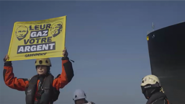 A bord du Arctic Sunrise, un bateau de Greenpeace, des activistes de Greenpeace Belgique ont mené ce matin une action contre un navire rempli de gaz liquéfié américain au large des côtes belges. L’organisation dénonce la dépendance européenne persistante en gaz américain et russe, provoquant un risque d’envolée des factures d’énergies des ménages. Greenpeace demande une sortie progressive et générale du gaz, d’ici 2035.