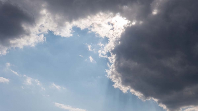 soleil_nuages_ciel_gris