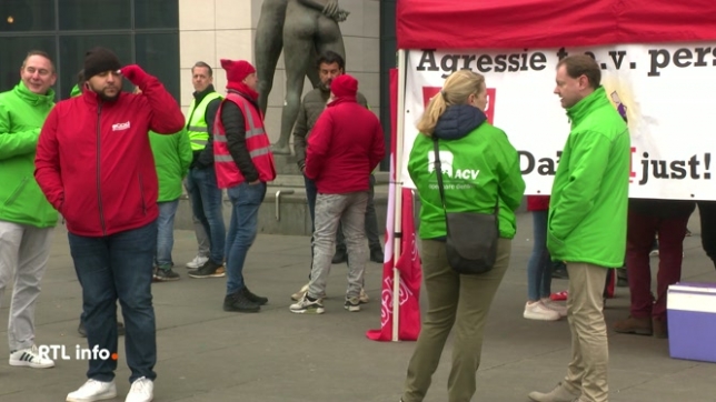 Les agents pénitentiaires sont en grève depuis hier soir, pour 24 heures, pour protester contre la dégradation de leurs conditions de travail, aggravée par la surpopulation carcérale. Ils ont manifesté devant le cabinet d'Annelies Verlinden.
