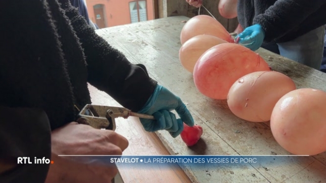 Une des traditions du Laetare est de chatouiller les spectateurs avec des vessies de porc. Il y en aura 1.500 cette année, qu'il faut nettoyer et gonfler avant les festivités.