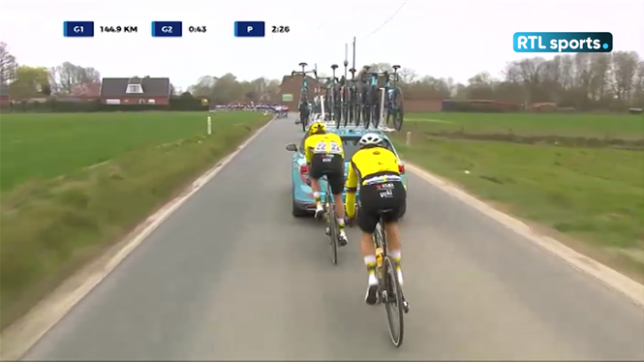 Wout van Aert a dû changer de vélo. A-t-il gaspillé de l'énergie ? Philippe Gilbert répond à la question. 
Suivez le cyclisme sur RTL sports !