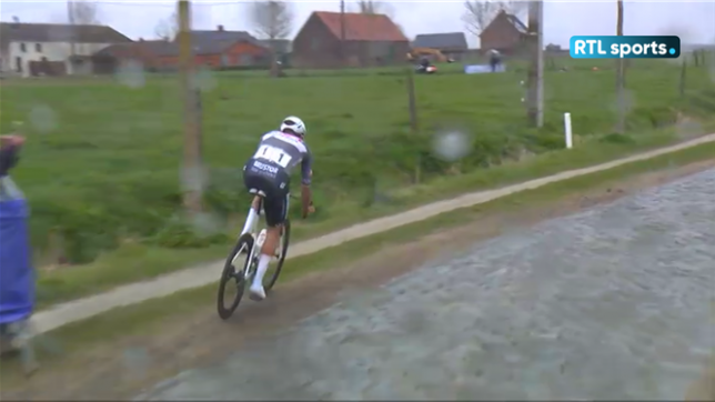 Le coureur néerlandais a glissé puis fais une petite sortie de route. Heureusement, plus de peur que de mal. 
Suivez le cyclisme sur RTL sports !