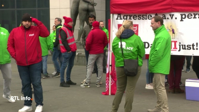 Les agents pénitentiaires sont en grève depuis hier soir, pour 24 heures, pour protester contre la dégradation de leurs conditions de travail, aggravée par la surpopulation carcérale. Ils ont manifesté devant le cabinet d'Annelies Verlinden.