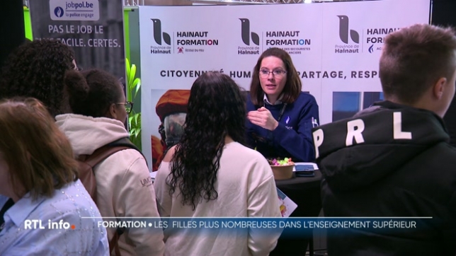 Au salon SIEP de Mons, les jeunes se renseignent sur les possibilités d'études. 50,7% des jeunes de 25 à 34 ans ont un diplôme de l'enseignement supérieur, et il y a plus de femmes diplômées que d'hommes.