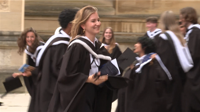 À seulement 22 ans, la princesse Élisabeth de Belgique attire déjà l’attention sur sa vie sentimentale. Mais au-delà des rumeurs et des fantasmes médiatiques, ses choix amoureux pourraient un jour se heurter à des contraintes bien réelles. Certaines règles constitutionnelles, héritées d’une autre époque, continuent de peser sur les unions royales, même au XXIe siècle.