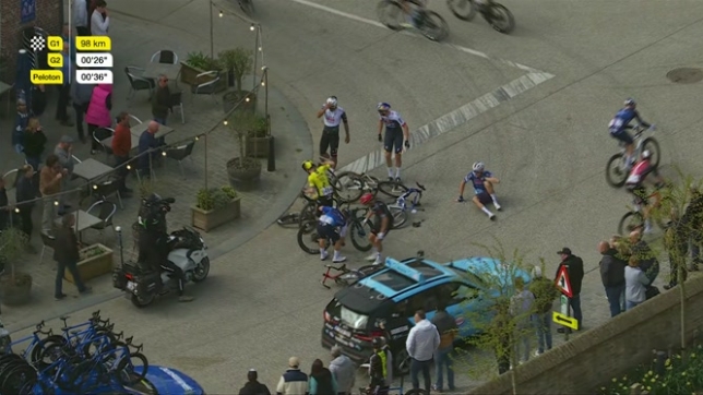 Meeus loupe son virage et provoque une chute