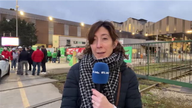Si vous passez devant de grandes entreprises vous pourriez bien voir des rassemblements aux couleurs des syndicats. 
Des piquets de grève sont installés devant les entrées des usines, comme chez Industeel à Charleroi.