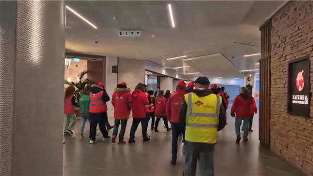 Une soixantaine de militants du Setca et de la CNE ont manifesté lundi matin au centre commercial City 2 à Bruxelles. Ils sont entrés dans le centre commercial et ont invité plusieurs gérants de commerces à fermer leurs portes à l'occasion de la grève générale.