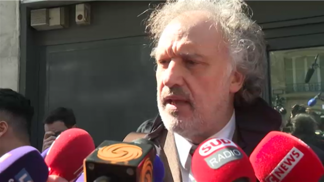 Marine Le Pen va faire appel, a indiqué lundi après-midi son avocat, Me Rodolphe Bosselut, après la condamnation de la leader du Rassemblement national à une peine d'inéligibilité de cinq ans avec effet immédiat. Le tribunal de Paris l'a aussi condamnée à une peine de quatre ans de prison dont deux ferme. La peine de prison est aménagée sous bracelet, a précisé le tribunal, ce qui veut dire qu'elle n'ira pas en prison.