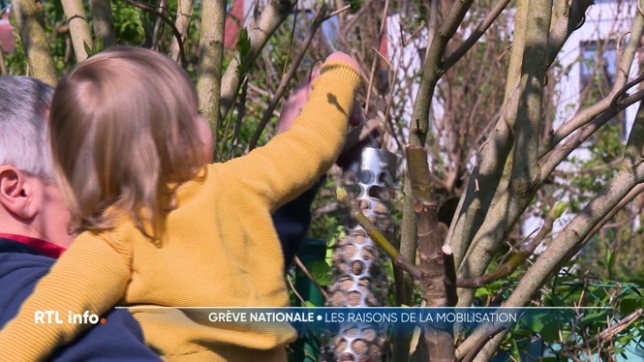 Derrière la mobilisation, il y a des travailleurs inquiets pour leur avenir et celui des générations futures. Deux d'entre eux nous expliquent pourquoi ils ont manifesté aujourd'hui et ce qu'ils attendent réellement du gouvernement fédéral.Témoignages au coeur de la mobilisation.