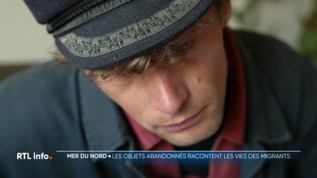 Un collectionneur belge a décidé de conserver des objets laissés par des migrants sur les plages, tels que des carnets ou des mots personnels. Ces objets racontent des histoires humaines, poignantes et témoignent d'un périple vers un avenir meilleur.