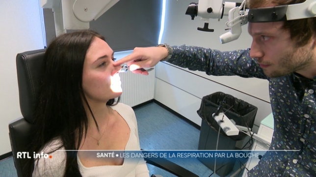 D'après une étude récente, 53% des enfants respirent par la bouche. Bien que cela puisse paraître anodin, ce phénomène a des conséquences notables. Les infections sont plus fréquentes, le sommeil est moins bon et cela impacte le développement de la mâchoire et des cloisons nasales.