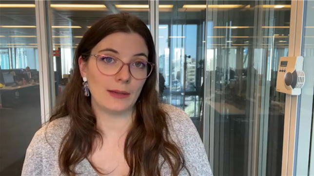 Ibtissam a déposé de l'argent liquide dans un distributeur de sa banque, mais le montant n'a pas été crédité sur son compte en raison d'un dépassement de plafond de dépôt mensuel de 3000 euros, dont il n'était pas informé. Depuis le 28 janvier, il attend toujours le remboursement de ses 1750 euros et cherche de l'aide pour récupérer son argent tout en avertissant les autres de vérifier les limites de dépôt.