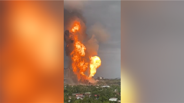 Des images UGC montrent une énorme colonne de flamme s'élevant d'un quartier résidentiel après la fuite d'un gazoduc près de Kuala Lumpur, la capitale malaisienne. Selon les pompiers de l'État du Selangor (ouest), plus de 100 personnes ont été blessées en pleines célébrations de l'Aïd, mais aucun mort n'est à déplorer
