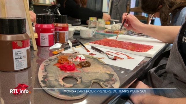 À Mons, Osez-Oser est un lieu unique où les visiteurs peuvent tester des activités artistiques comme la peinture ou l'argile, avec tout le matériel fourni. Des ateliers guidés sont également proposés, offrant ainsi un espace créatif pour s'évader et expérimenter.