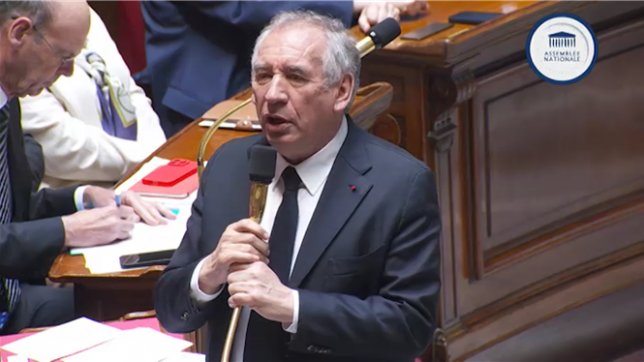 Après le jugement de Marine Le Pen, François Bayrou affirme à l'Assemblée nationale qu'il n'y a pas de possibilité, a fortiori pour un responsable gouvernemental, de critiquer une décision de justice, et que même nous n'en avons pas le droit. Le Premier ministre apporte aussi un soutien (...) inconditionnel, non mesuré et puissant aux magistrats ayant rendu cette décision.