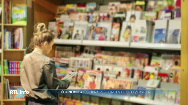 L'interdiction d'exposer les produits de tabac représente une nouvelle contrainte pour les libraires, déjà confrontés à la baisse des ventes de journaux. Pour y faire face, ils se réinventent, en proposant de nouveaux services.