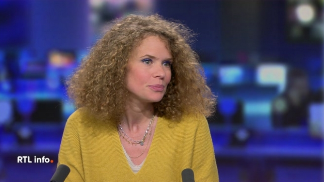 Testachats lance une action collective contre Apple pour abus de position dominante sur le marché du streaming musical. Apple prélève une commission de 30 % sur les abonnements via l'App Store et interdit aux développeurs de proposer des alternatives moins chères. Explications avec Julie Frère.