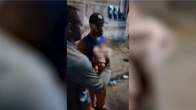 Un éboueur de Rio de Janeiro a eu la surprise de sa vie en découvrant un nouveau-né en vie abandonné près d'une benne à ordures. L'image de Samuel da Silva dos Santos tenant le frêle bébé dont les jambes dépassent d'une couverture rose, dans une rue jonchée de débris du nord de la ville côtière brésilienne, est devenue virale sur internet, suscitant à la fois joie et indignation.