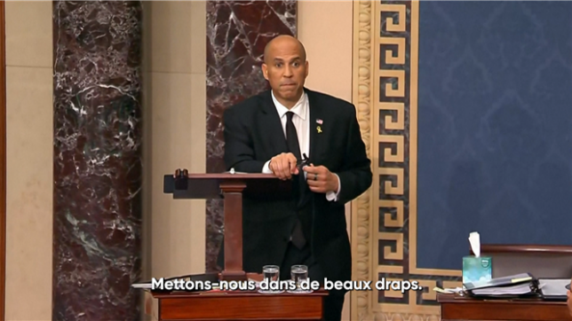 L'élu démocrate américain Cory Booker conclut son discours record au Sénat pour protester contre le président Donald Trump, déclarant aux Américains qu'il ne s'agit pas de gauche ou de droite, mais de bien ou de mal