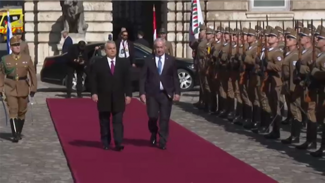 La Hongrie a annoncé jeudi son retrait de la Cour pénale internationale (CPI) de La Haye. Le Premier ministre israélien Benjamin Netanyahu est arrivé jeudi en Hongrie, bravant le mandat d'arrêt émis par la Cour pénale internationale, à l'invitation de son indéfectible allié Viktor Orban.