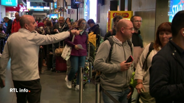 Les travailleurs des lignes de sécurité sont sous pression, en sous-effectif, face à un nombre croissant de passagers et à des tensions avec eux.