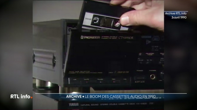 L'archive du jour nous emmène en 1990. En trois ans, le marché de la cassette audio, vierge et préenregistrée, s'est accru de 80% grâce aux walkmans et à la qualité des lecteurs. Et cela malgré l'apparition du CD. Coup d'oeil dans le rétro.