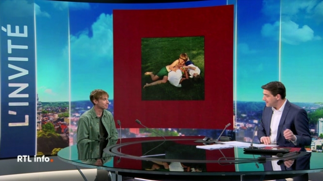 Médecin de formation âgé de 44 ans, Ben Mazué est le papa de deux enfants. Il sort son 5e album intitulé Famille, avec une longue tournée qui passera par la Belgique. Rare dans les médias, le chanteur et musicien français originaire de Nice remplit pourtant les salles.