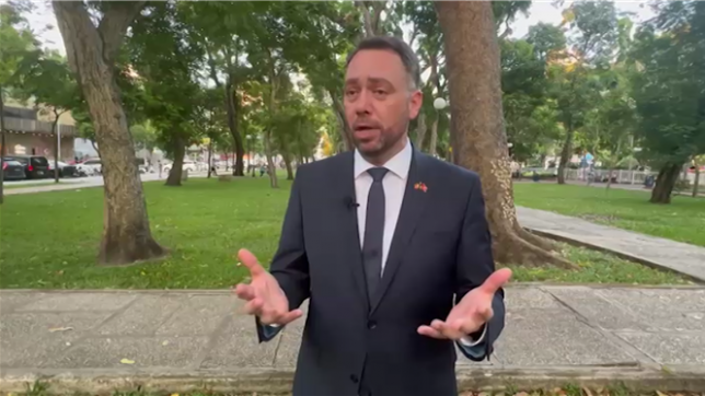 Droits de Douane: À force de jouer avec le feu, les Etats-Unis vont se brûler, déclare Maxime Prévot.