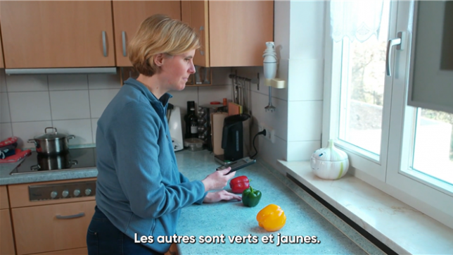 L'IA aide Martina Hell, une femme aveugle, à identifier des objets et à naviguer dans son quotidien, bien que des améliorations soient nécessaires pour une meilleure précision.