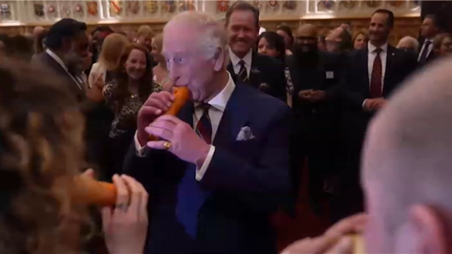 En pleine cérémonie officielle, le roi Charles interprète un morceau à la flûte… dans une carotte