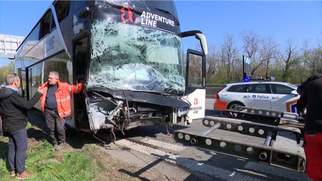 Un car rempli d'enfants fait une sortie de route à Liège